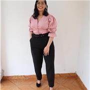 Profesor que imparte clases para niños y niñas de primaria